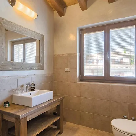 Vakantiehuis Lovely In With Kitchen Rovinj